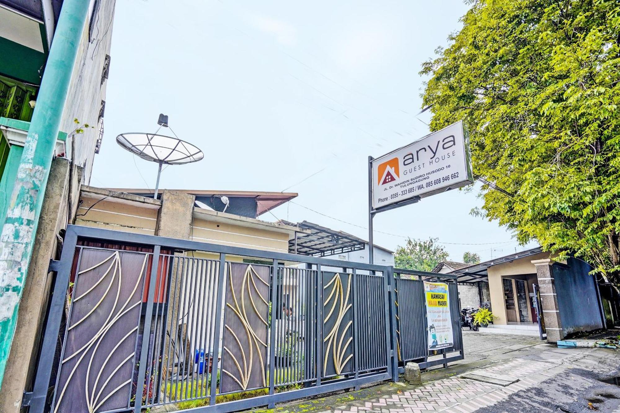 Oyo Life 92190 Arya Guest House Tulungagung Kültér fotó