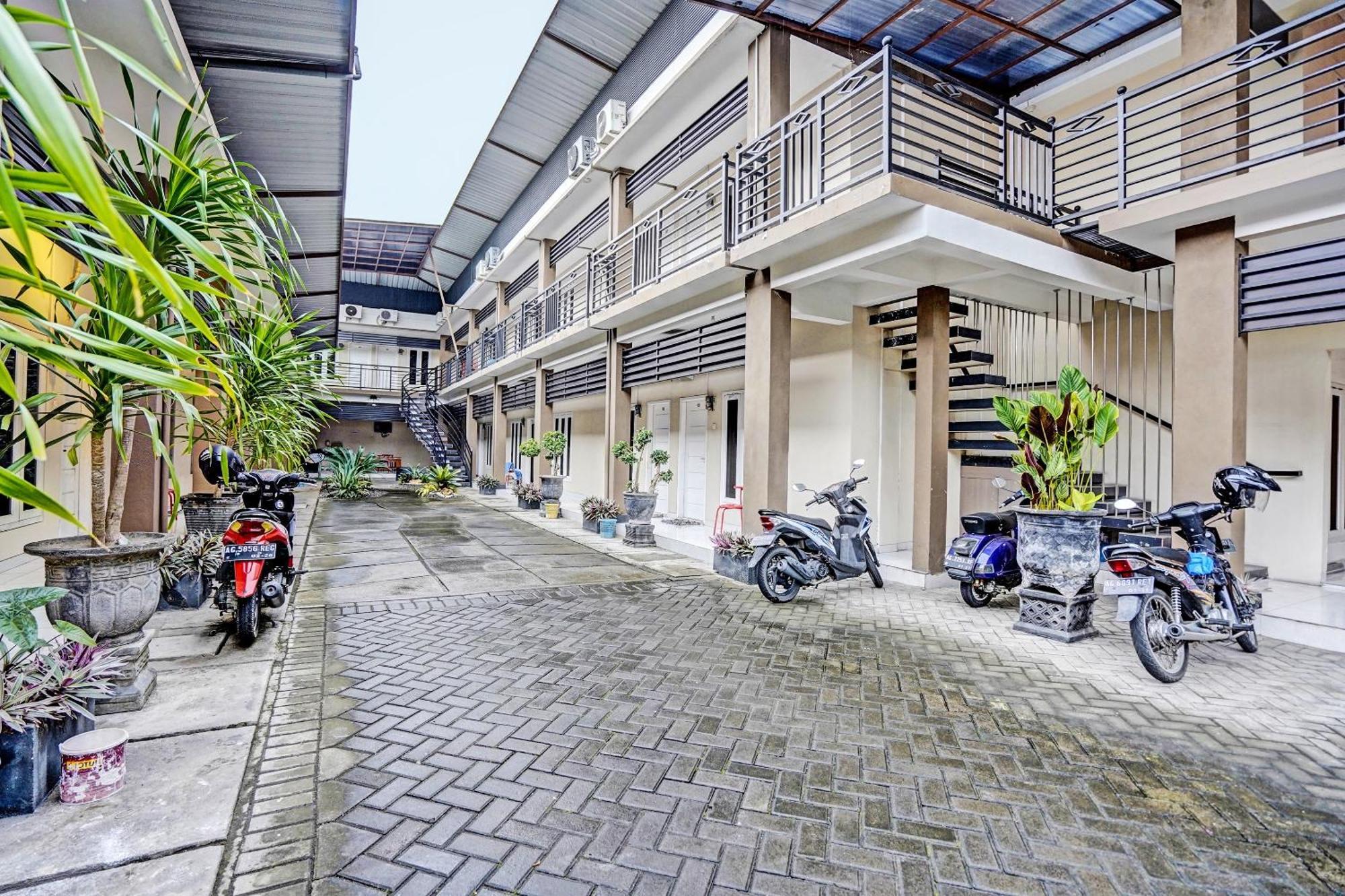 Oyo Life 92190 Arya Guest House Tulungagung Kültér fotó